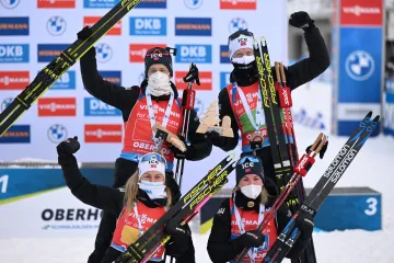 Norská smíšená štafeta se raduje z výhry