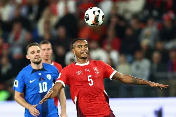 Manule Akanji (5) v zápase Švýcarska se Slovinskem