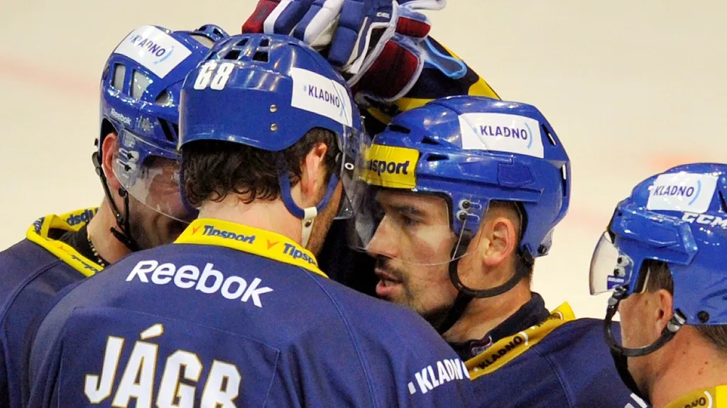 Tomáš Plekanec s Jaromírem Jágrem slaví gól