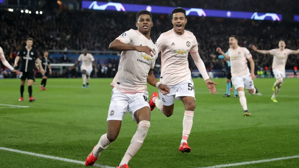 Útočník Marcus Rashford slaví postup Manchesteru United přes PSG