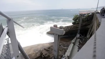 Vysutá cyklostezka spadla zřejmě vinou příboje