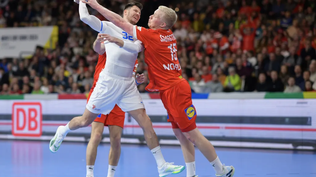 Vojtěch Patzel se snaží prosadit proti dánské obraně