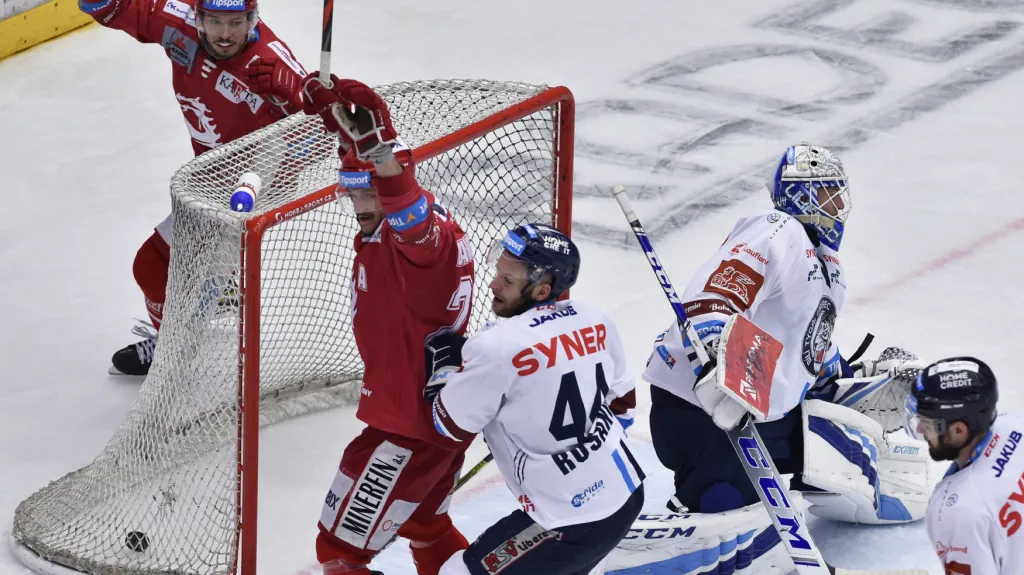 Hokejisté Třince se radují v zápase proti Liberci