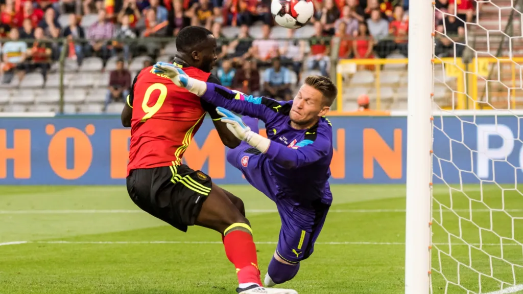 Tomáš Vaclík v souboji s Romelem Lukauem, ve kterém se zranil