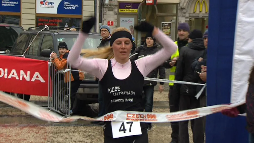 Petra Kuříková v cíli libereckého aquatlonu