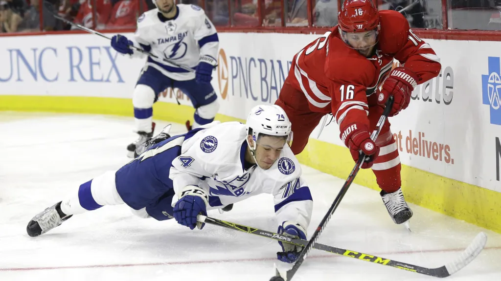 Bek Tampy Bay Dominik Mašín v souboji o puk