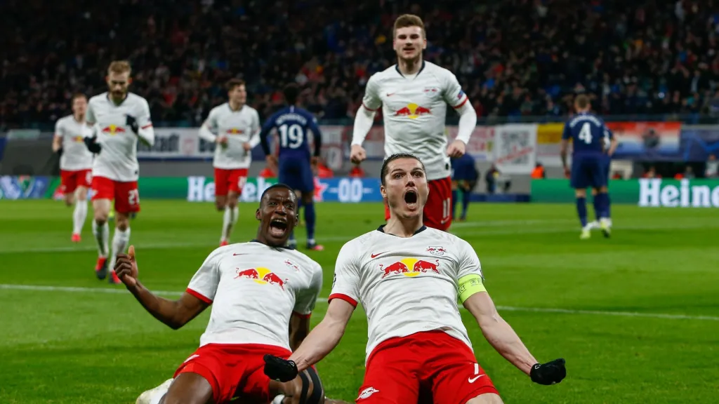 Fotbalisté Lipska slaví branku do sítě Tottenhamu