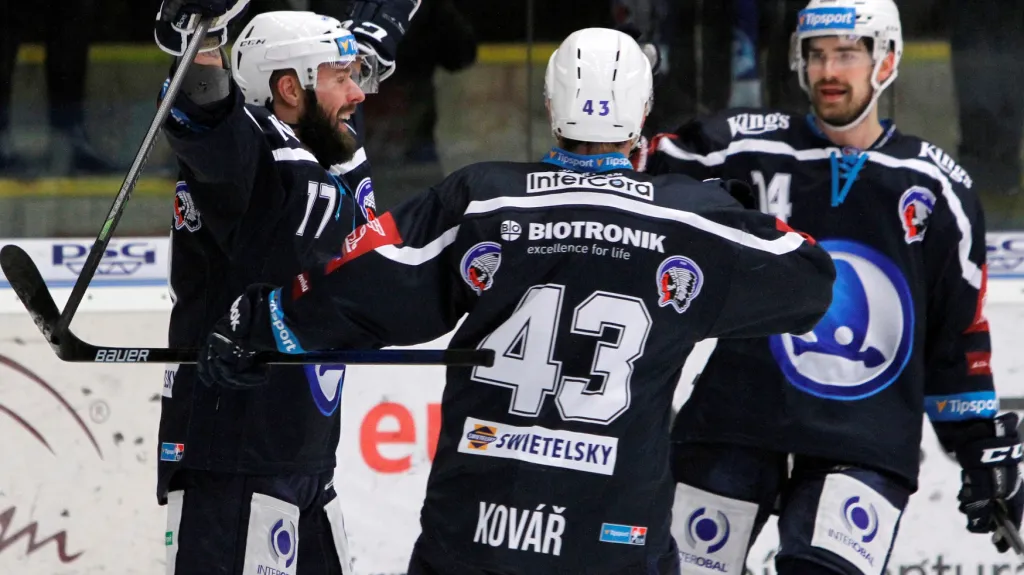 Plzeňští útočníci Gulaš a Kovář se radují z gólu