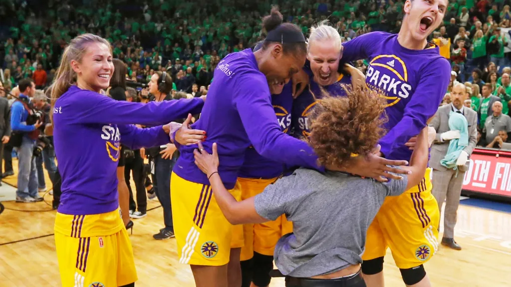 Basketbalistky Los Angeles Sparks v euforii z titulu