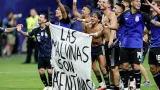 Lisandro Martinez a Giovani Lo Celso s nápisem „Malvíny jsou argentinské“ odkazujícím na Falklandské ostrovy