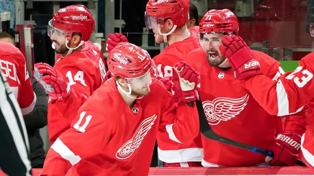 Filip Zadina se raduje se spoluhráči z Detroitu ze vstřelené branky