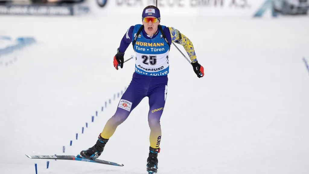 Ukrajinec Dmytro Pidručnyj dojíždí do cíle stíhacího závodu na mistrovství světa