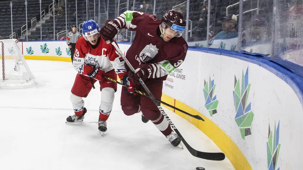 Český juniorský kapitán Jan Myšák v utkání proti Lotyšům