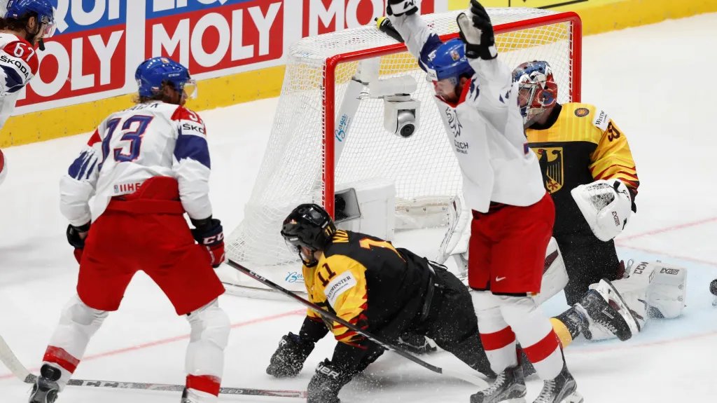 Čeští hokejisté slaví gól v síti Německa