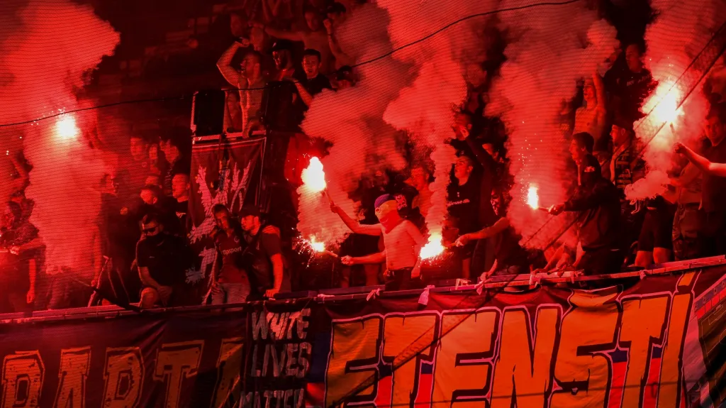 Sparťanští fans s transparentem "white lives matters"