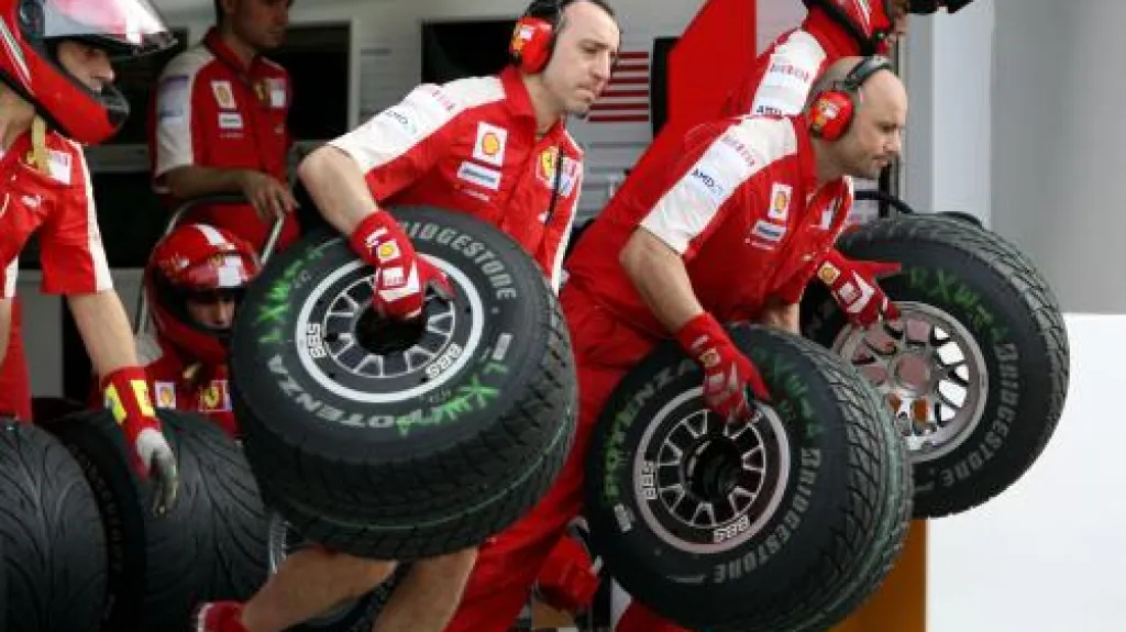 Technici týmu Ferrari
