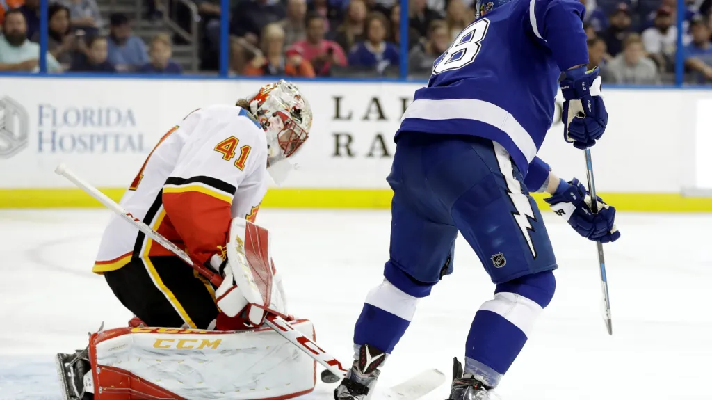Ondřej Palát z Tampy Bay (vpravo) v utkání proti Calgary