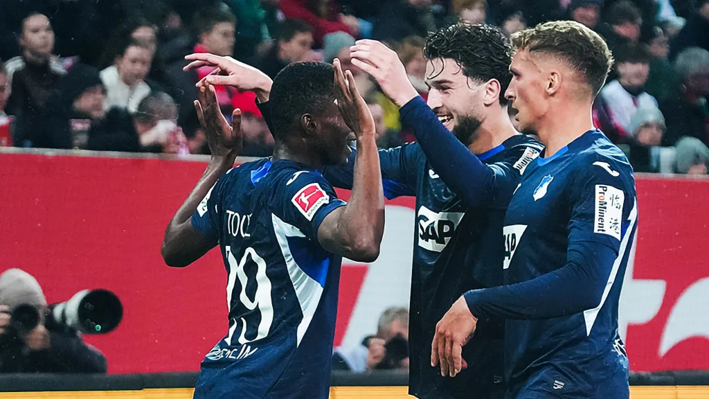 Hráči Hoffenheimu slaví vyrovnávací gól proti Augsburgu