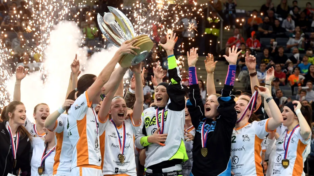 Florbalistky Jižního Města s trofejí pro mistryně extraligy