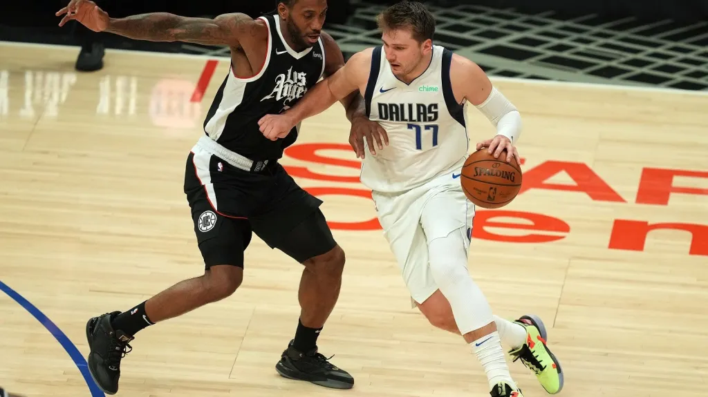 Kawhi Leonard brání Luku Dončiče