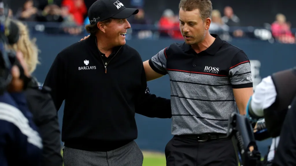 Phil Mickelson (vlevo) s Henrikem Stensonem