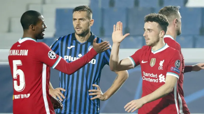 Fotbalisté Liverpoolu se radují z gólu v Bergamu