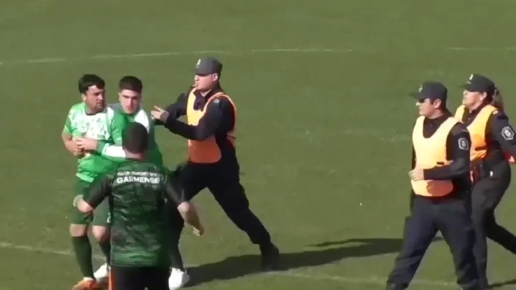 V Argentině odvedla z trávníku fotbalistu policie
