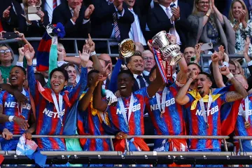 Crystal Palace slaví pohárovou trofej. Ve finále porazilo Manchester City