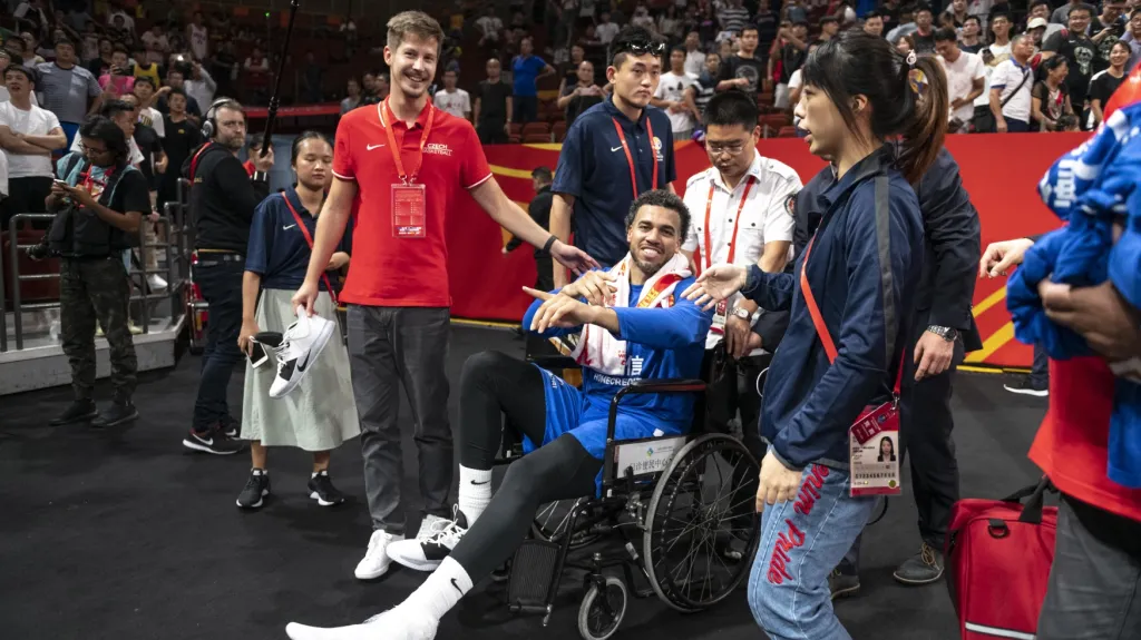 Blake Schlib s úsměvem se zraněným kotníkem