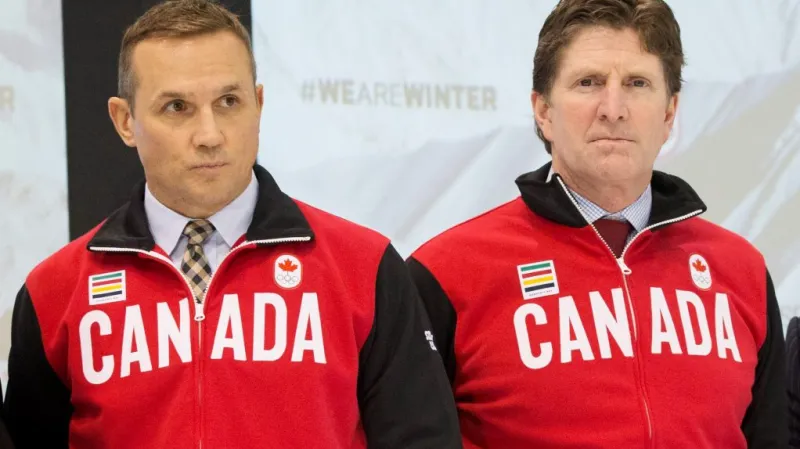 Generální manažer Kanady Steve Yzerman a hlavní trenér Mike Babcock