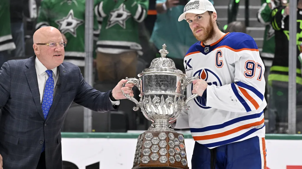 Connor McDavid se dotkl trofeje pro vítěze Západní konference