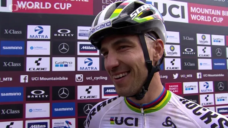 Závěrečný útok Schurtera v Les Gets a sprint Cinka o čtvrté místo