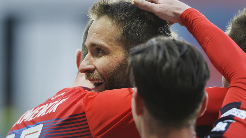 Marek Bakoš se raduje se spoluhráči