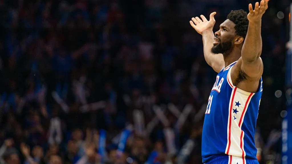 Joel Embiid burcuje příznivce Philadelphie v utkání NBA