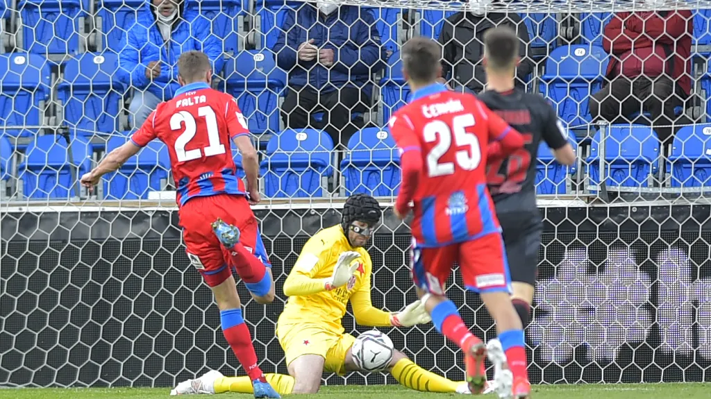 Ondřej Kolář ze Slavie zasahuje v utkání proti Plzni