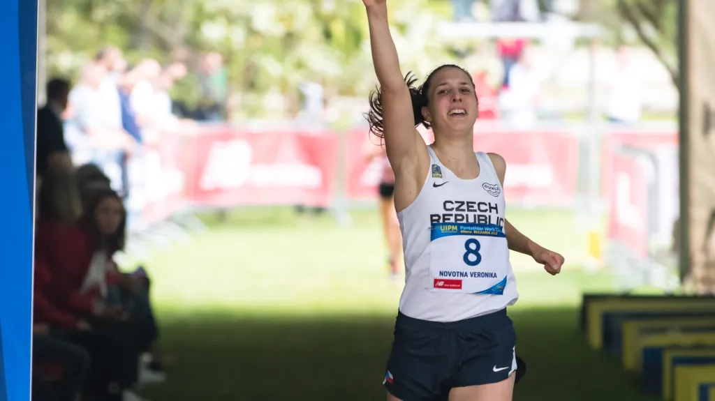 Pětibojařka Novotná slaví druhé místo v cíli závodu v Albeně