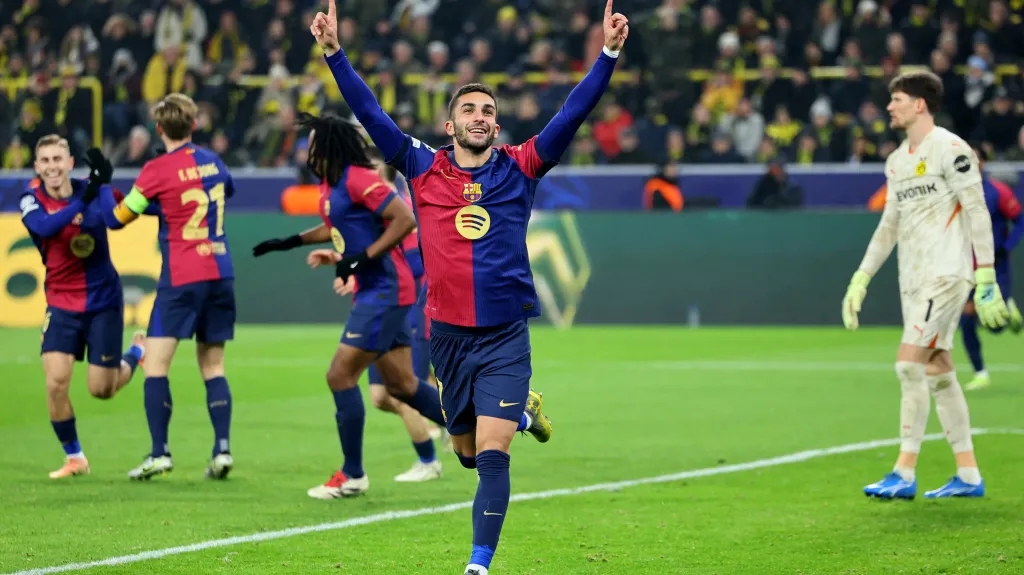 Torres z Barcelony oslavuje gól, který dal Dortmundu