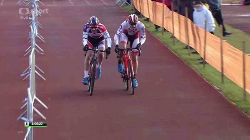 Závěr závodu cyklokrosařů v Kolíně