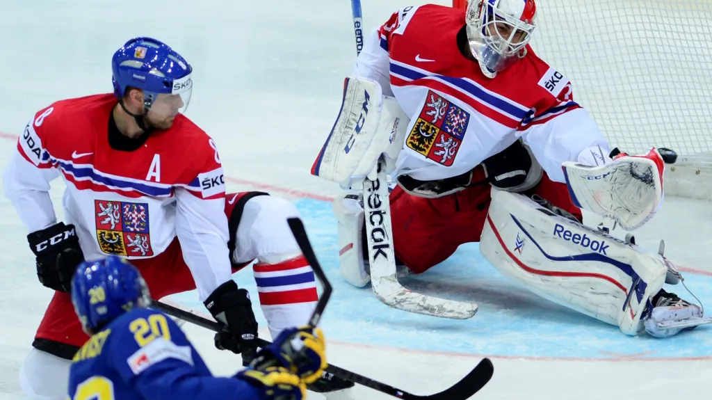 Joel Lundqvist ze Švédska střílí gól Alexandru Salákovi