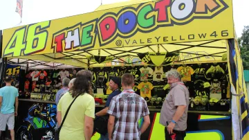 Jeden z mnoha obchodů se suvenýry, vzor Valentino Rossi