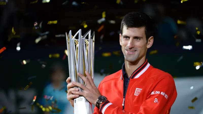 Novak Djokovič s trofejí pro vítěze turnaje v Šanghaji