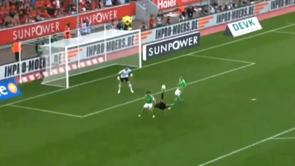 Eren Derdiyok střílí gól