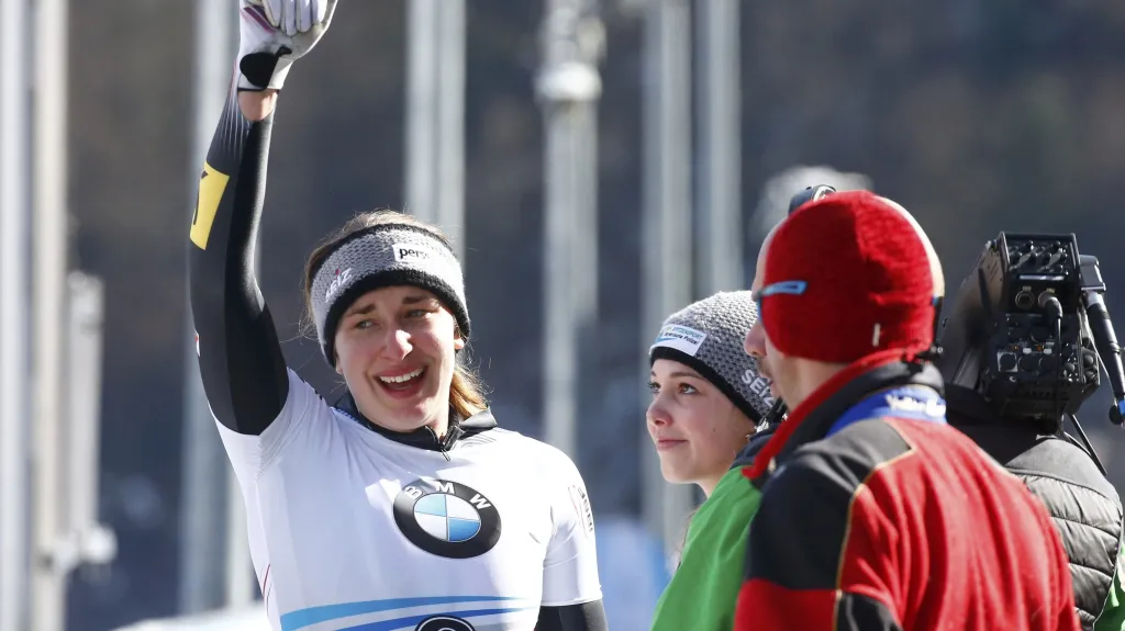 Slavící mistryně světa ve skeletonu Jacqueline Löllingová