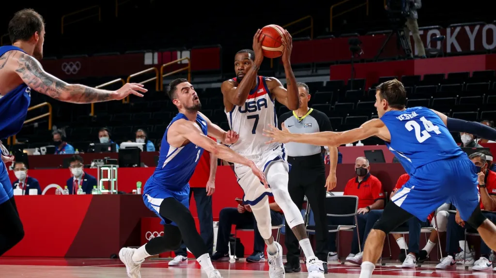 Tomáš Satoranský a Jan Veselý se snaží zastavit Kevina Duranta