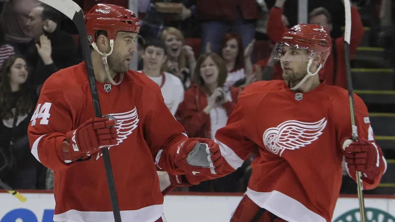 Obránce Detroitu Jakub Kindl (vpravo)