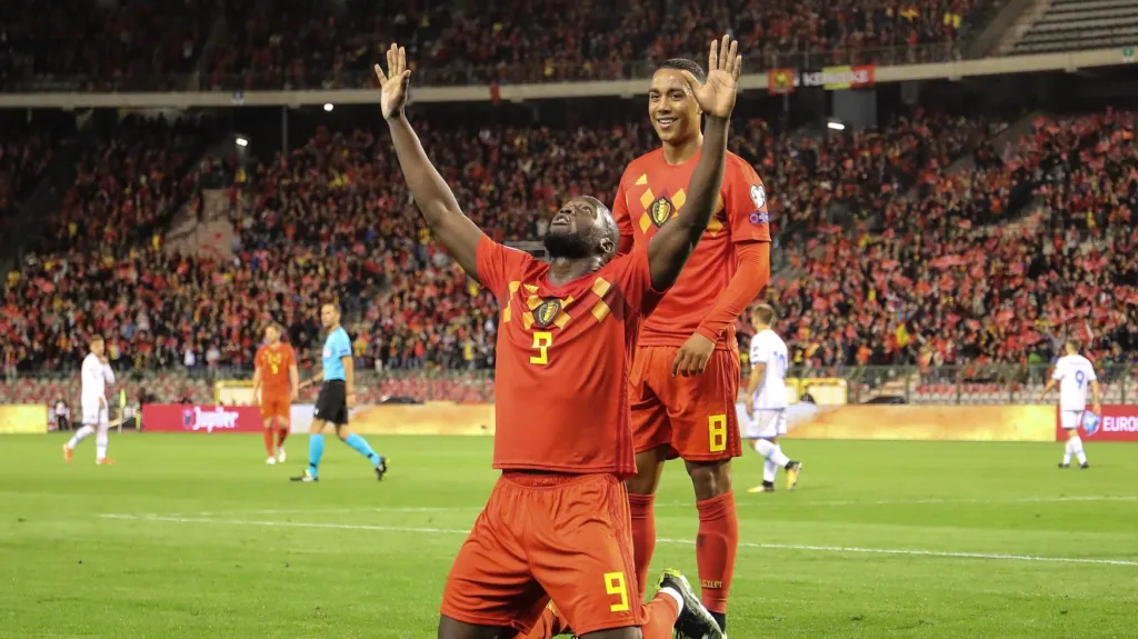 Belgičan Romelu Lukaku se raduje z gólu v kvalifikaci o postup na ME