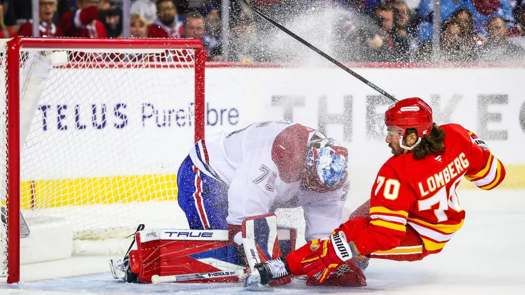 Brankář Montrealu Jakub Dobeš a útočník Calgary Ryan Lomberg