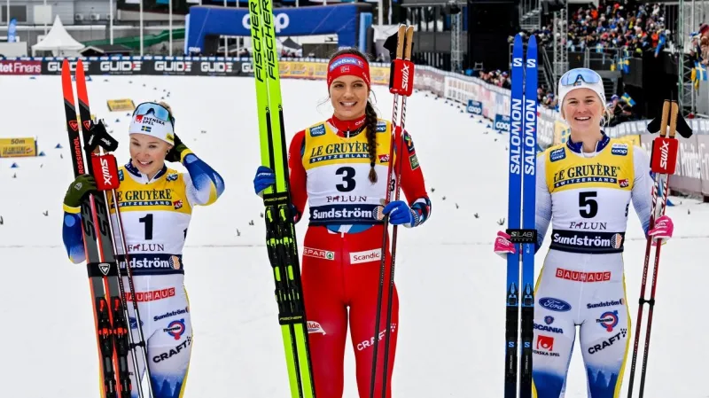 Finále sprintu SP ve Falunu s vítěznou Skistadovou