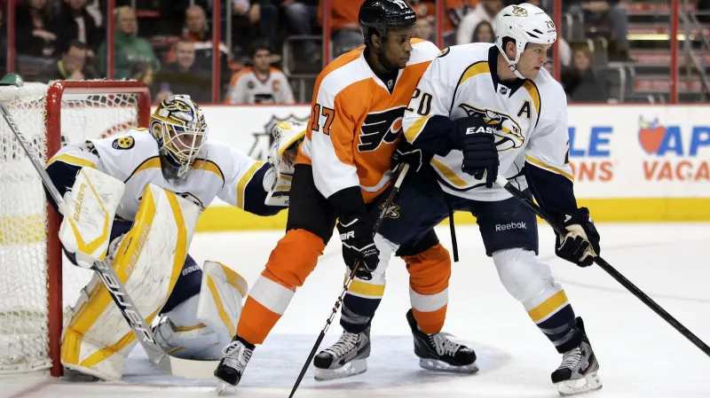 Wayne Simmonds bojuje před brankou Nashvillu