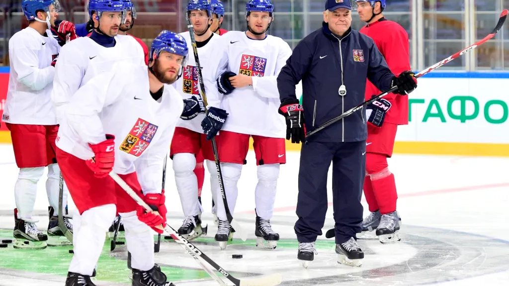 Kouč národního týmu Vladimír Vůjtek se svými svěřenci během tréninku